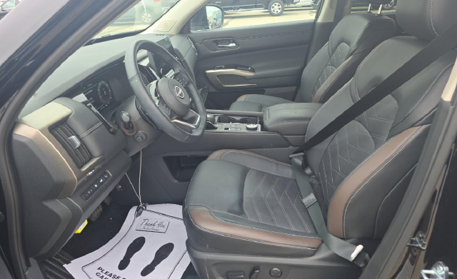 Used 2025 Black Nissan Platinum image 3