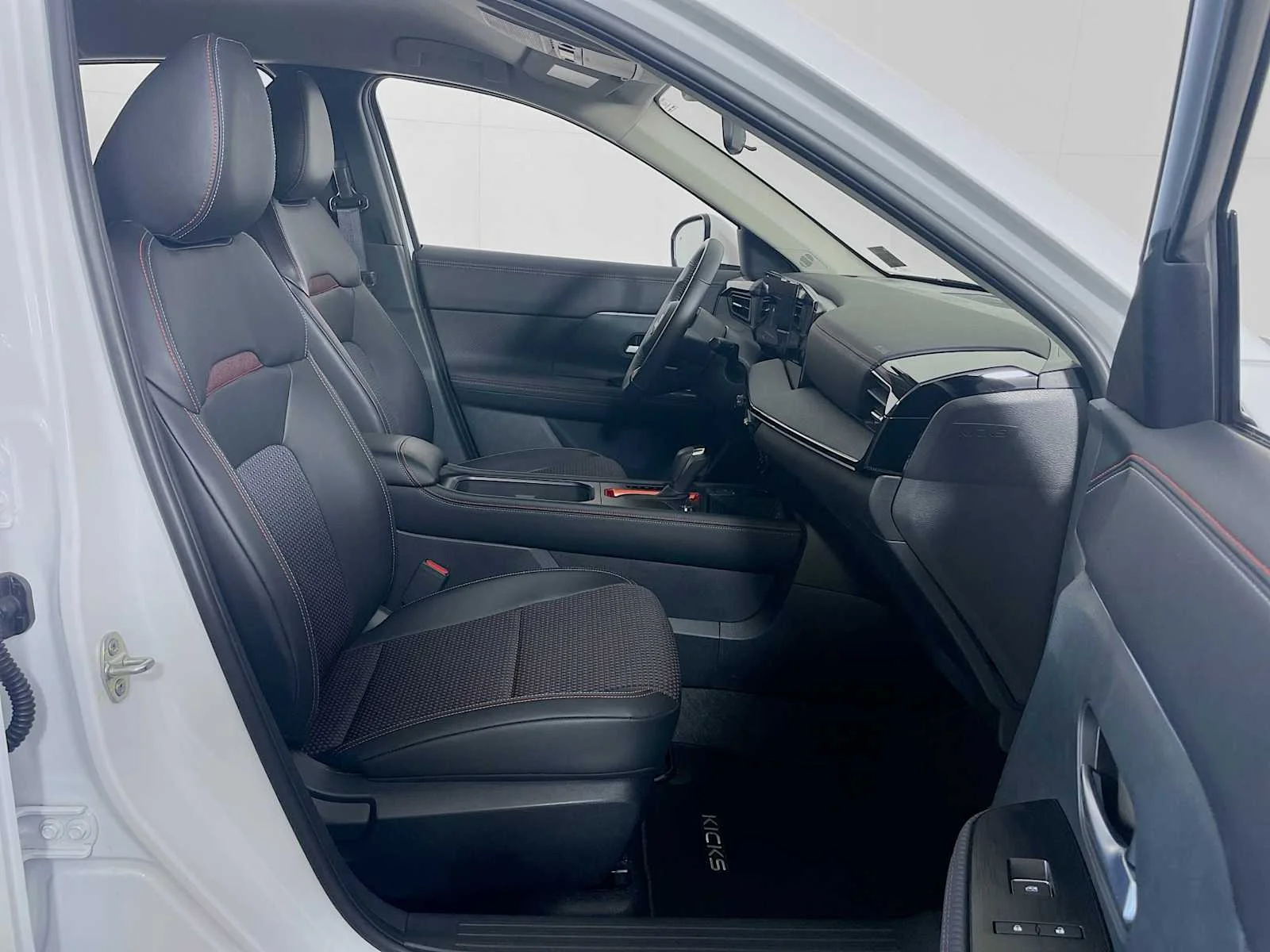 Certified Used 2025 Aspen White Tricoat Nissan SR image 23