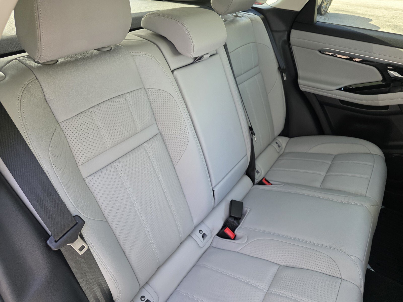Certified Used 2023 Fuji White Land Rover P250 SE image 25