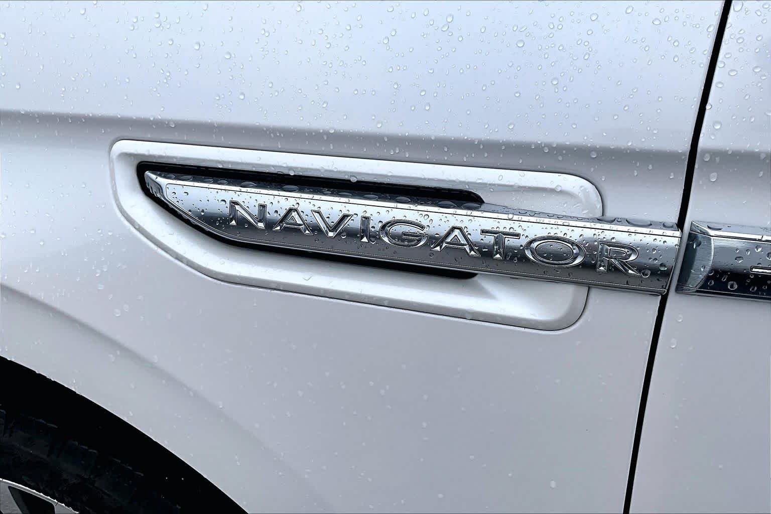 Used 2018 White Platinum Metallic Tri-Coat Lincoln Reserve image 10
