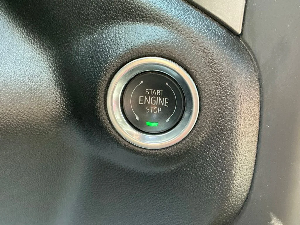 Used 2025 White Chevrolet Custom image 39