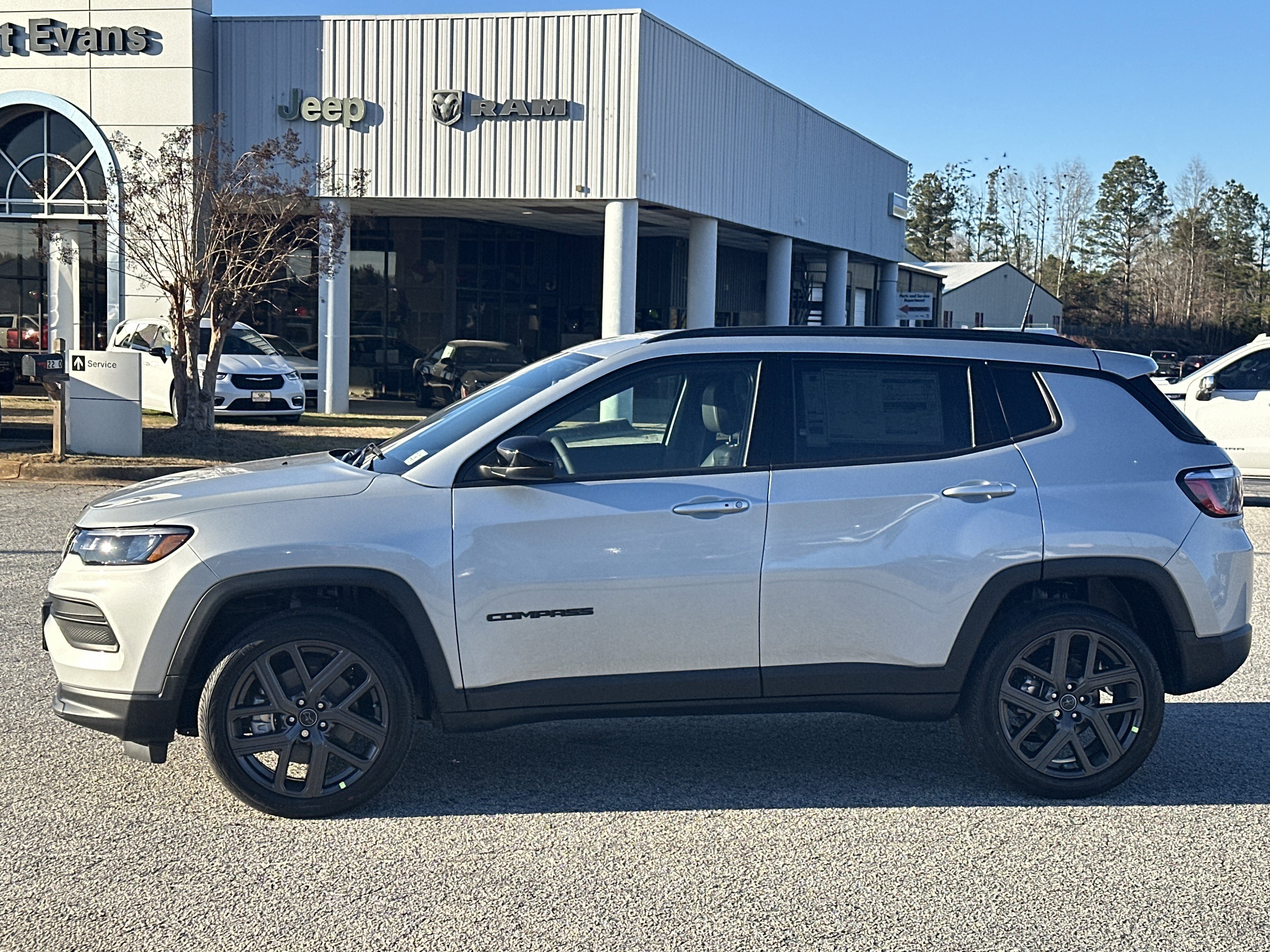 New 2026 Silver Zynith Metallic Clear-Coat Exterior Paint Jeep Latitude Altitude image 5