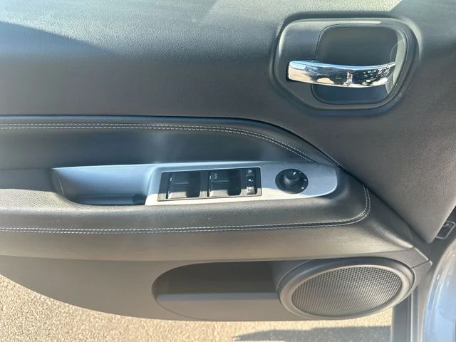 Used 2015 Silver Jeep Latitude image 15