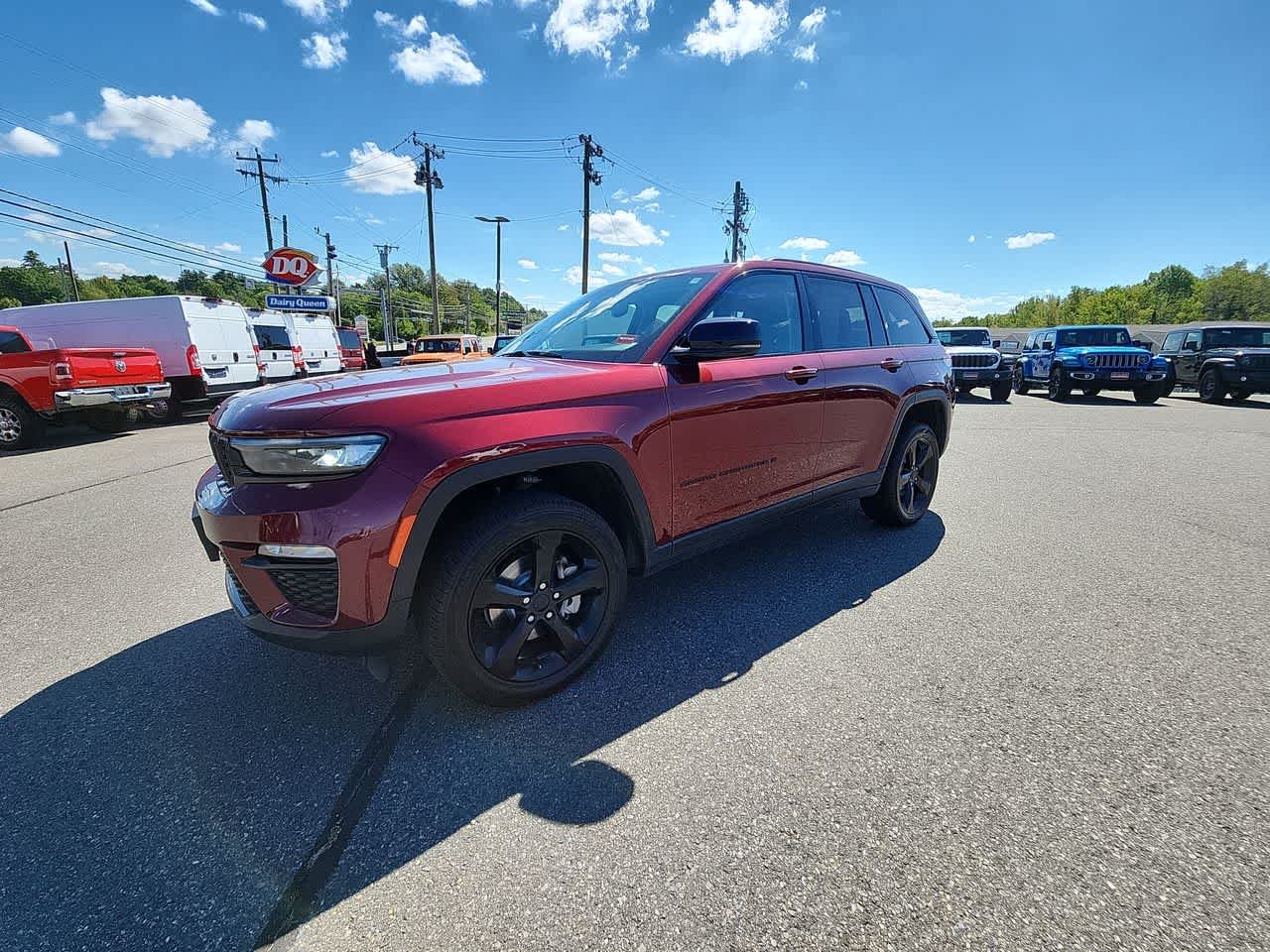Used 2023 Velvet Red Pearlcoat Jeep Limited image 4