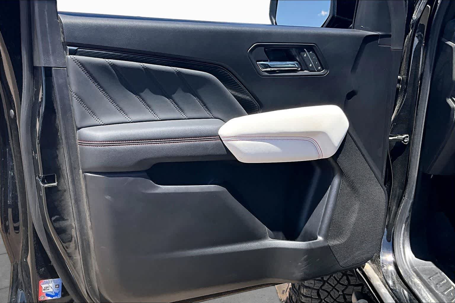 Used 2026 Onyx Black GMC 4WD AT4X image 18