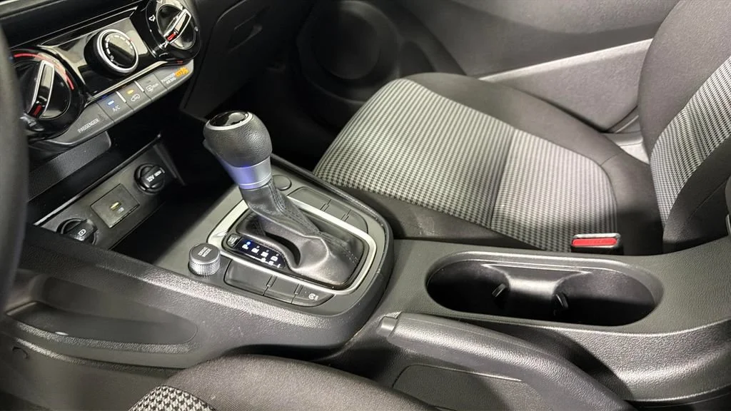 Used 2022 Silver Hyundai SE image 23