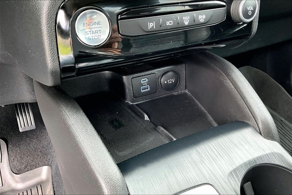 Used 2023 Black Metallic Ford Platinum image 22