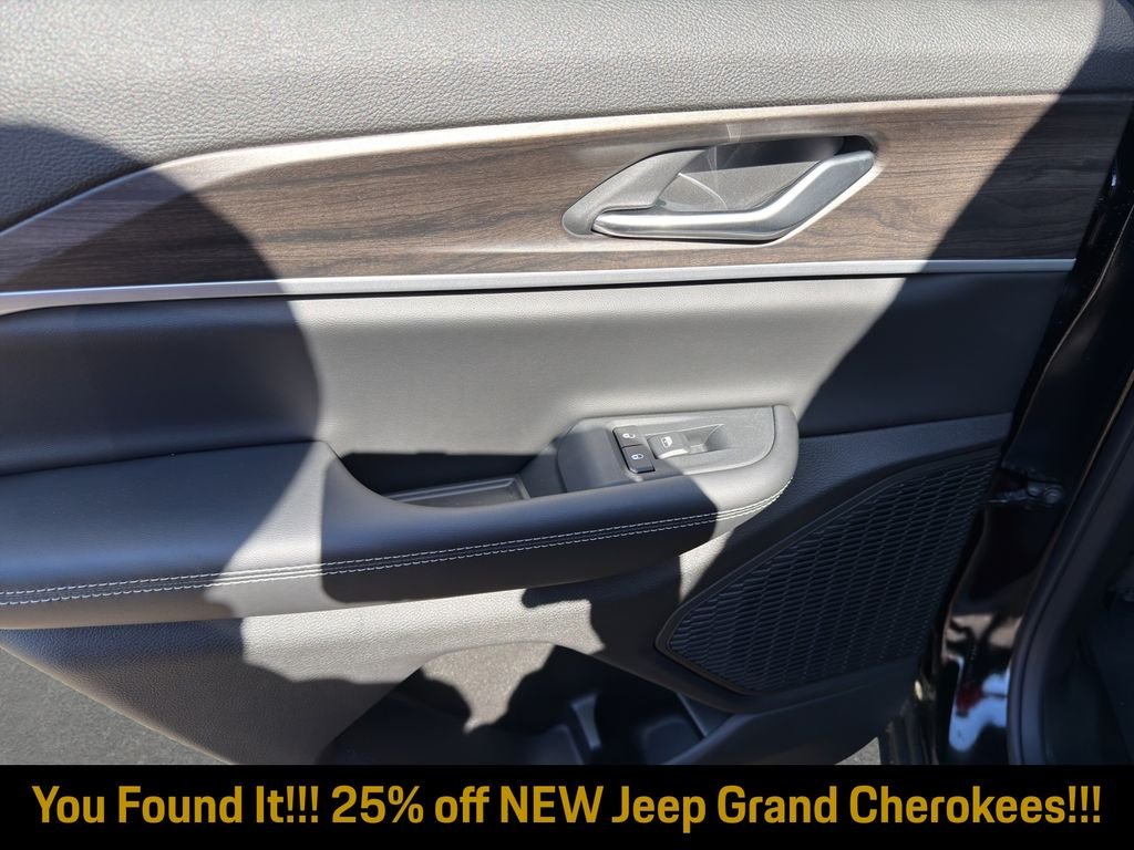 New 2026 Diamond Black Crystal Pearl-Coat Exterior Paint Jeep Altitude image 19