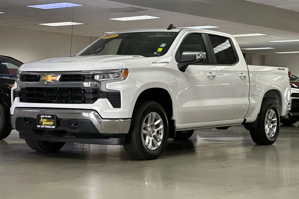 Used 2025 White Chevrolet LT image 8