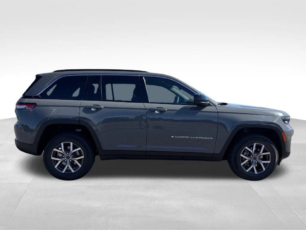 New 2027 Sting-Gray Clear-Coat Paint Jeep Laredo image 30