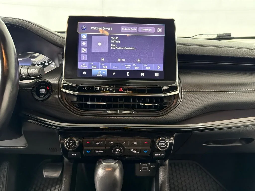 Used 2022 White Jeep Latitude image 15