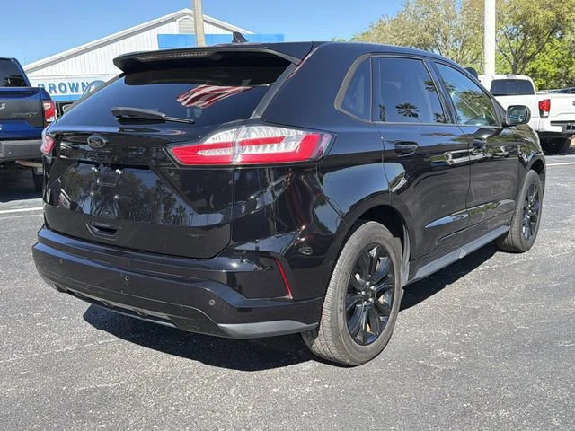 Used 2022 Black Ford SE image 4