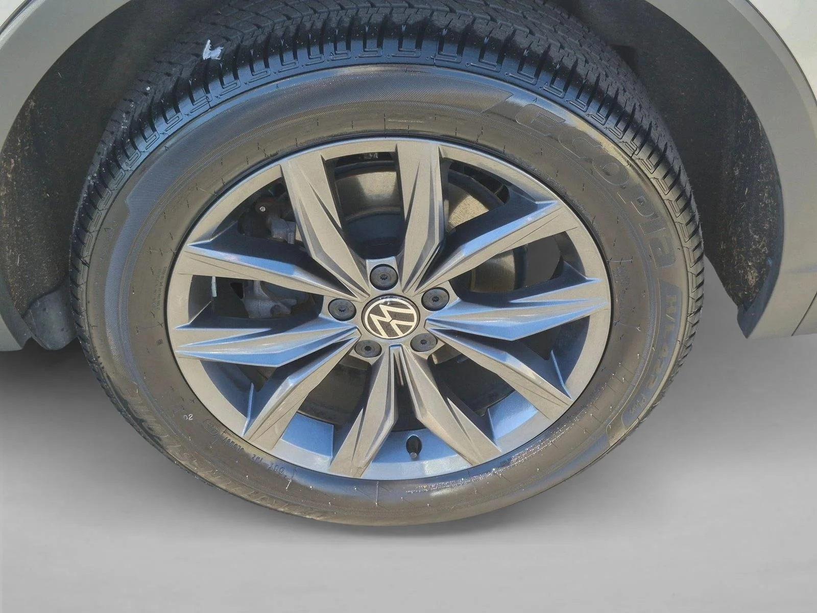 Used 2024 Pyrite Silver Metallic Volkswagen SE image 21