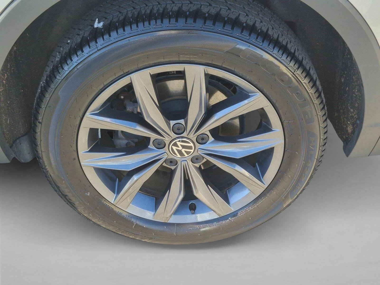 Used 2024 Pyrite Silver Metallic Volkswagen SE image 21