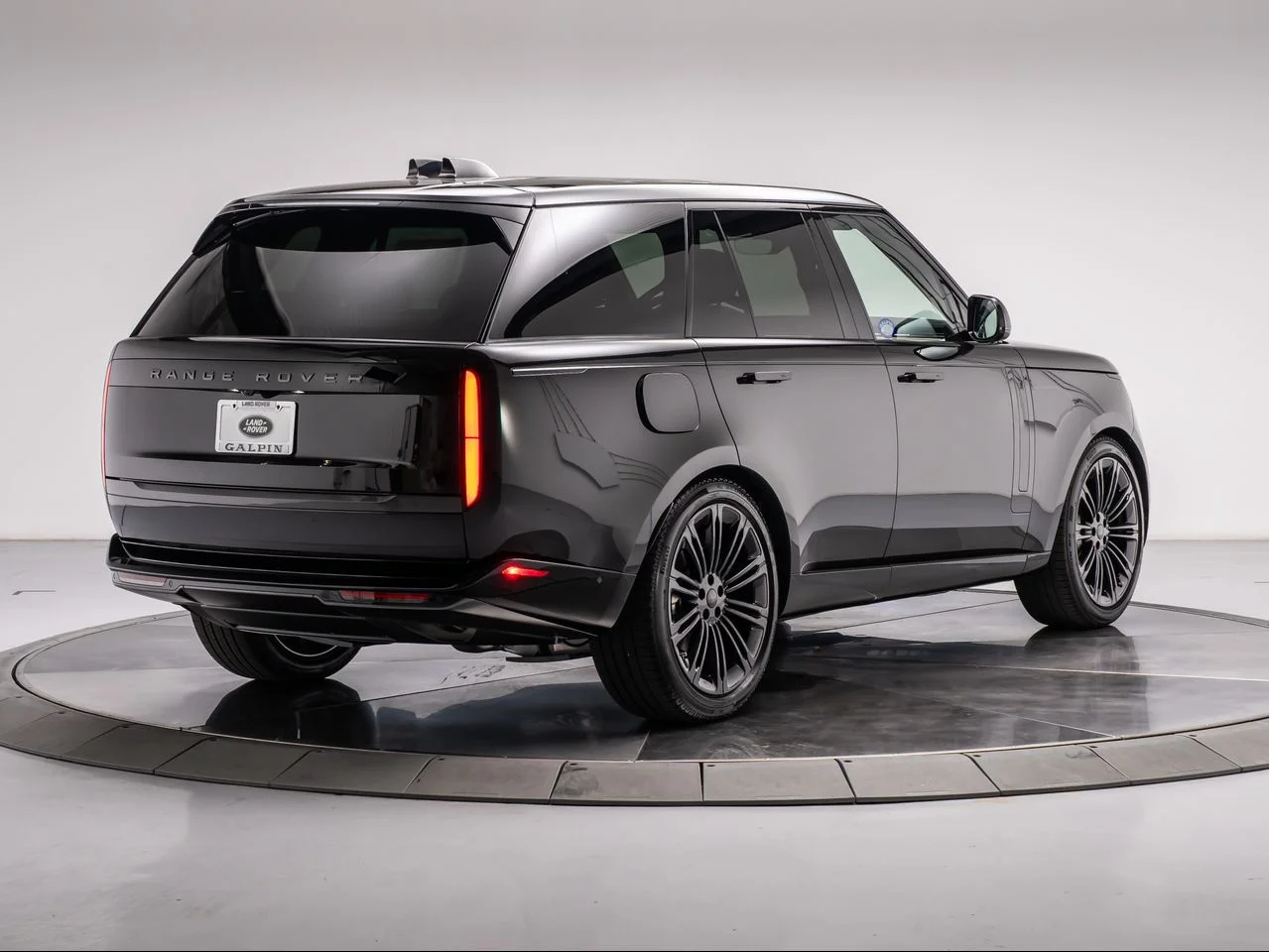 New 2026 Santorini Black Land Rover P400 SE image 5