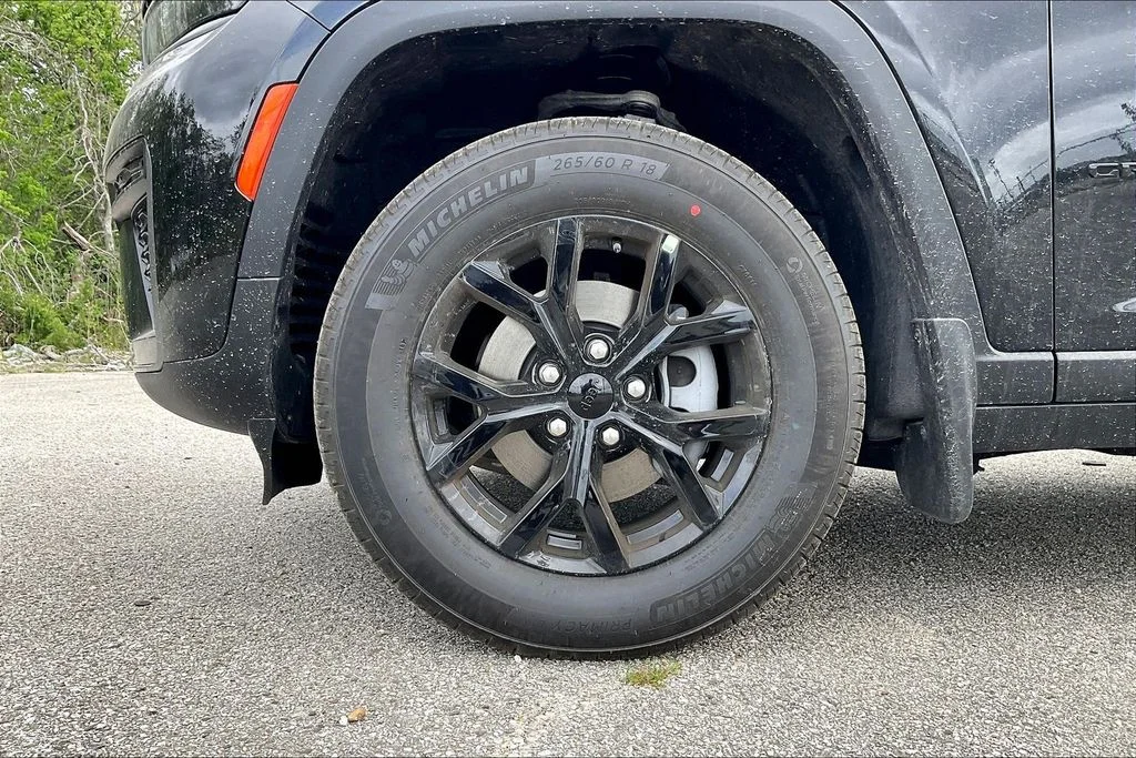 New 2026 Diamond Black Crystal Pearl-Coat Exterior Paint Jeep Altitude image 10