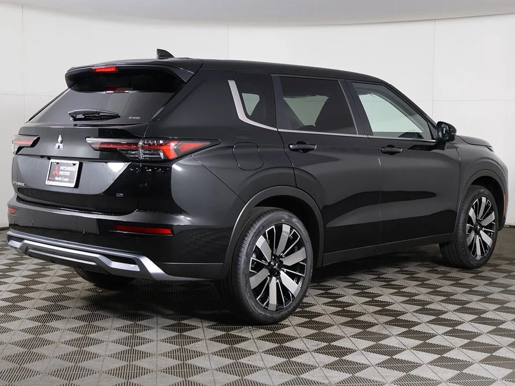 New 2026 Black Mitsubishi SE image 11
