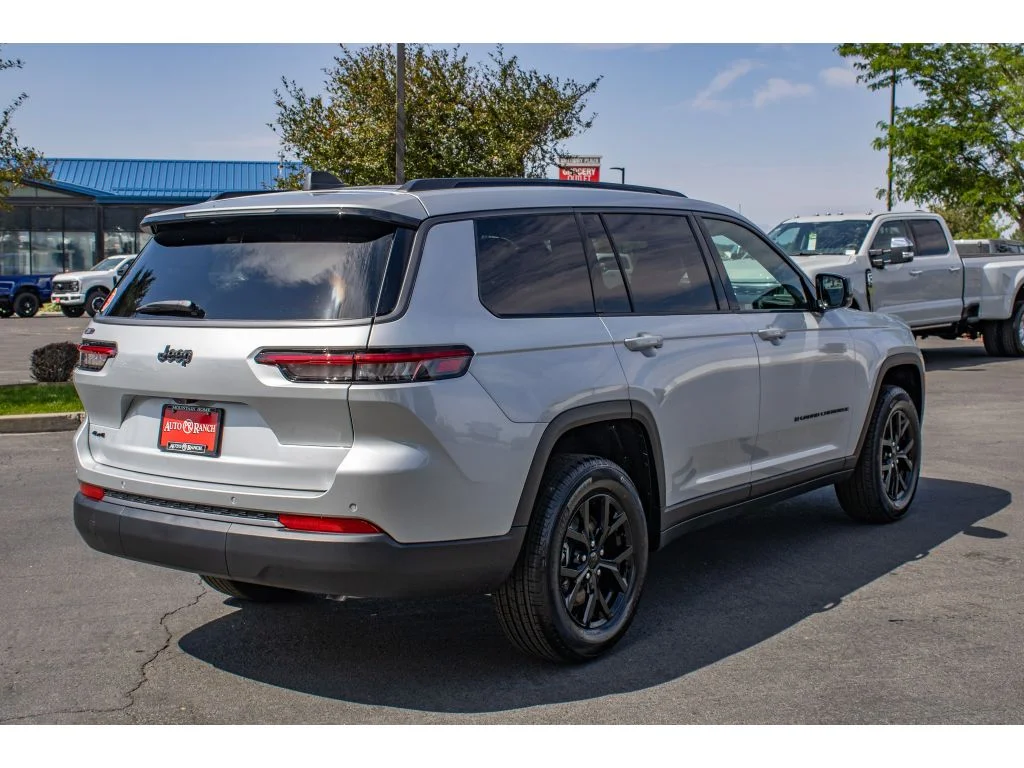 New 2026 Silver Zynith Exterior Paint Jeep Laredo Altitude image 8