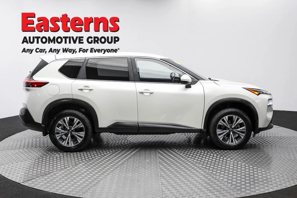 Used 2022 White Nissan SV image 4