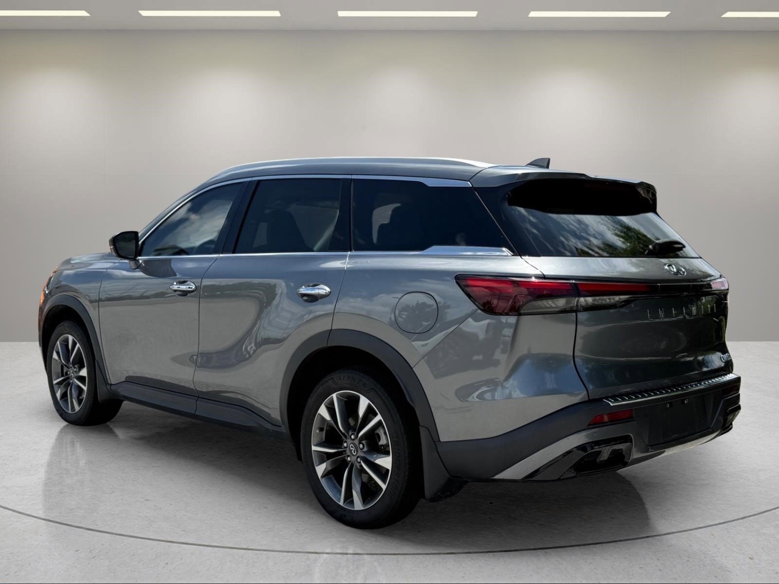 Used 2023 Graphite Shadow INFINITI LUXE image 7