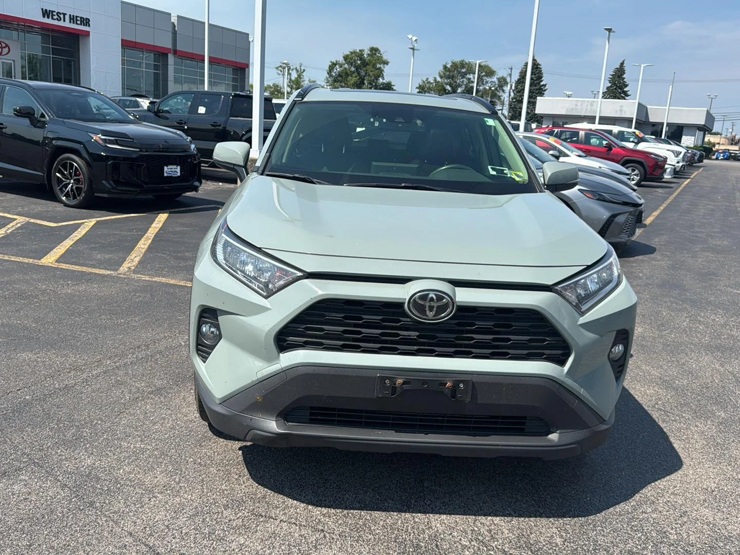 Used 2019 Lunar Rock Toyota XLE Premium image 2