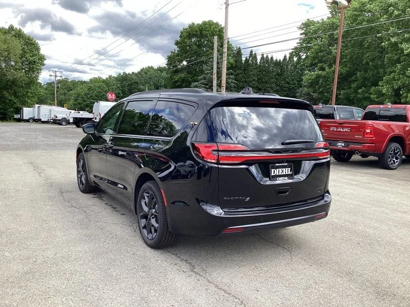 New 2027 Diamond Black Crystal Pearl-Coat Exterior Paint Chrysler Limited image 5