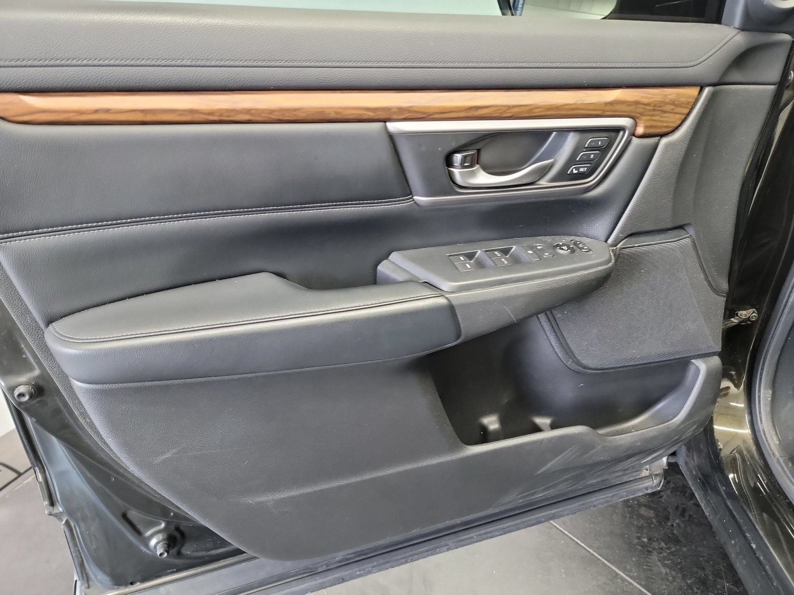 Used 2017 Crystal Black Pearl Honda Touring image 12