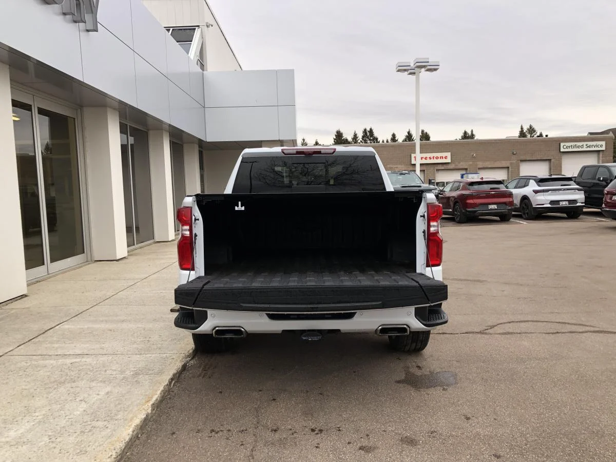 Used 2026 White Chevrolet 4wd Crew Cab 147 image 7