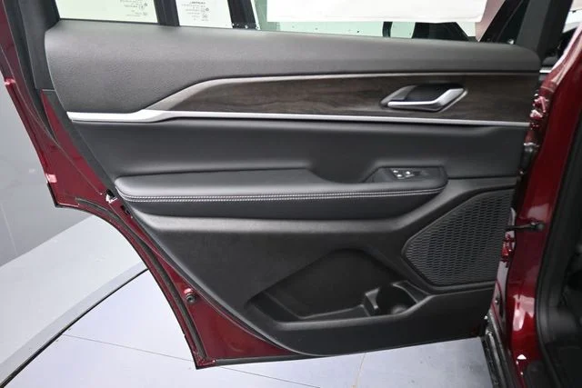 New 2026 Velvet Red Pearl-Coat Exterior Paint Jeep Altitude image 26