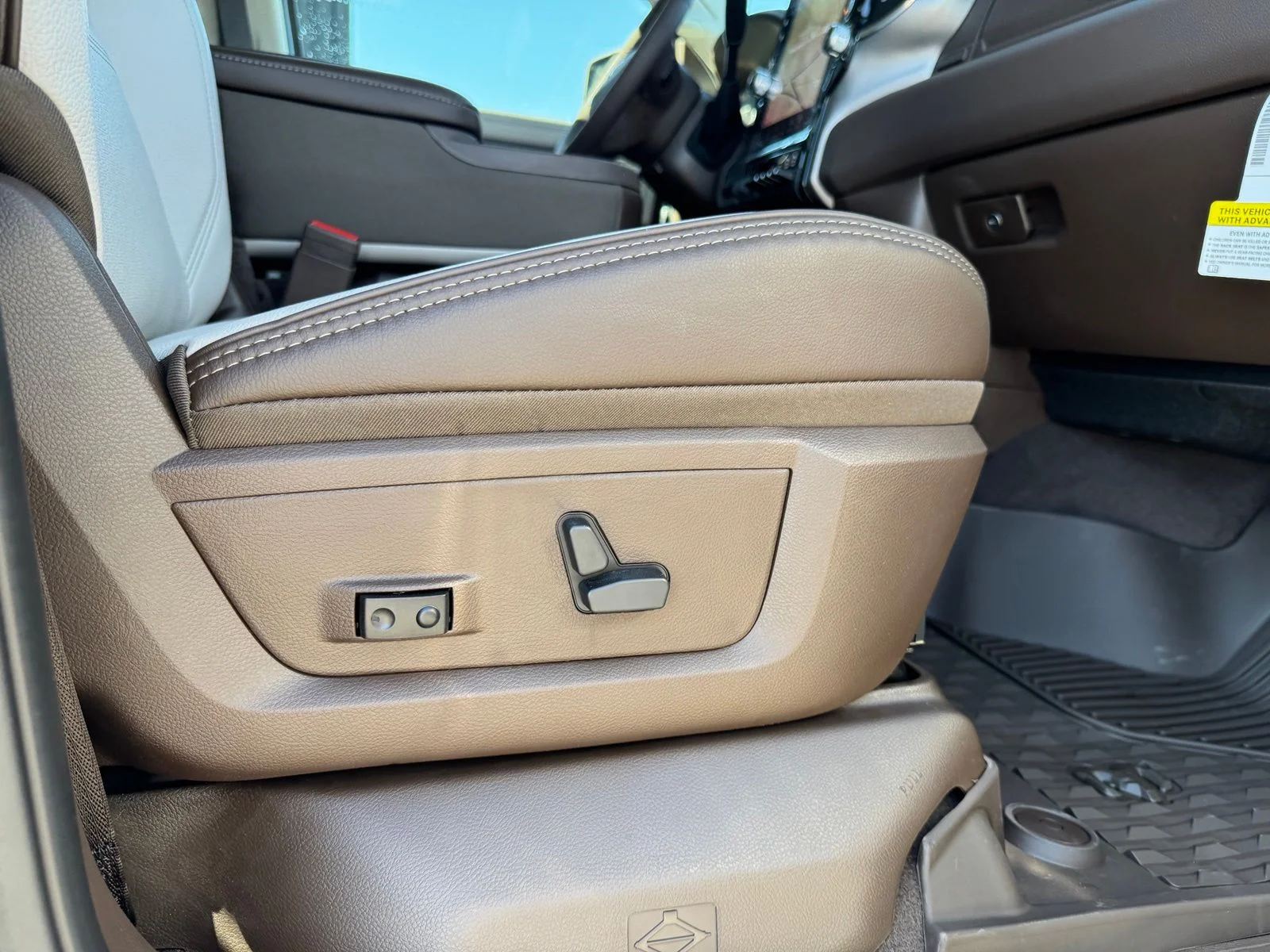 New 2026 Bright White Clear-Coat Exterior Paint RAM Laramie image 37