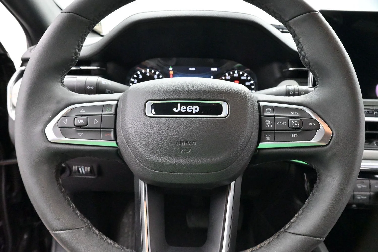 Used 2023 Diamond Black Crystal Pearlcoat Jeep Limited image 16