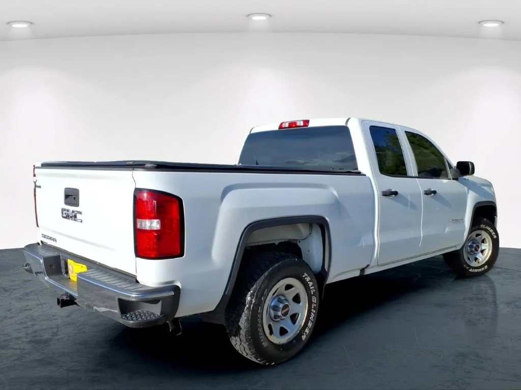 Used 2018 White GMC Base image 6