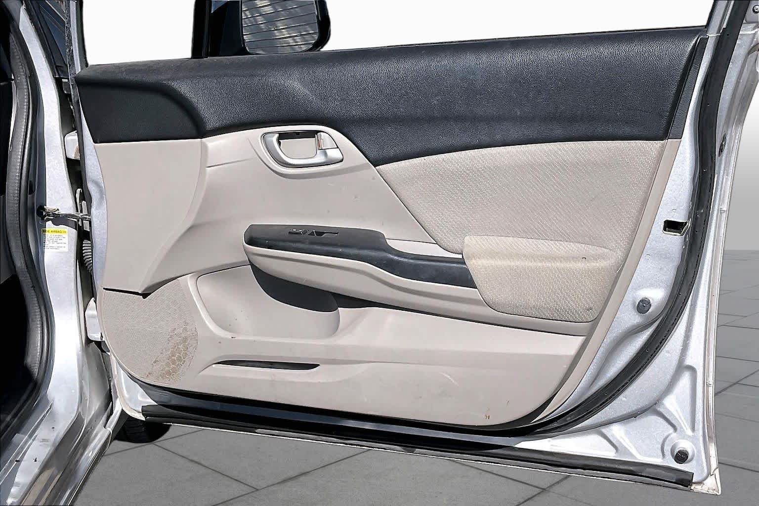 Used 2013 Alabaster Silver Metallic Honda LX image 19