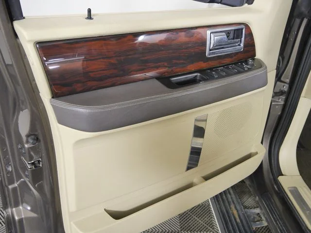Used 2015 Brown Lincoln Base image 20