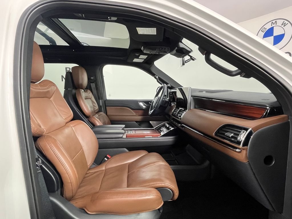 Used 2023 White Lincoln Reserve image 26