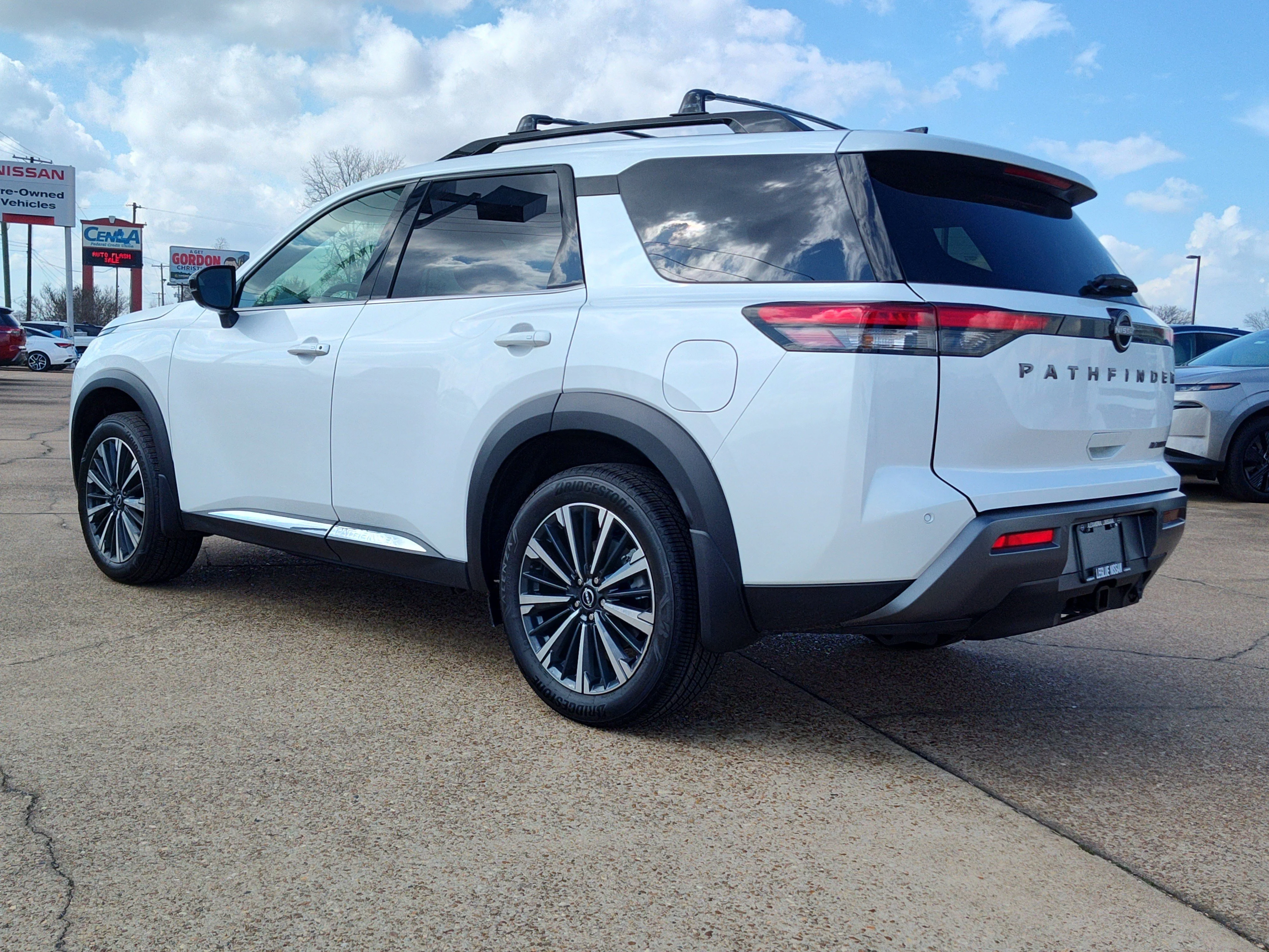 New 2026 Everest White Pearl TriCoat Nissan Platinum image 3