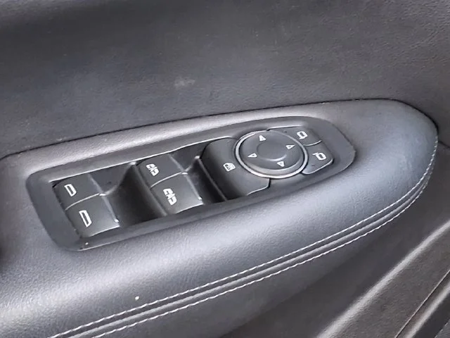 Used 2023  Cadillac Luxury image 16