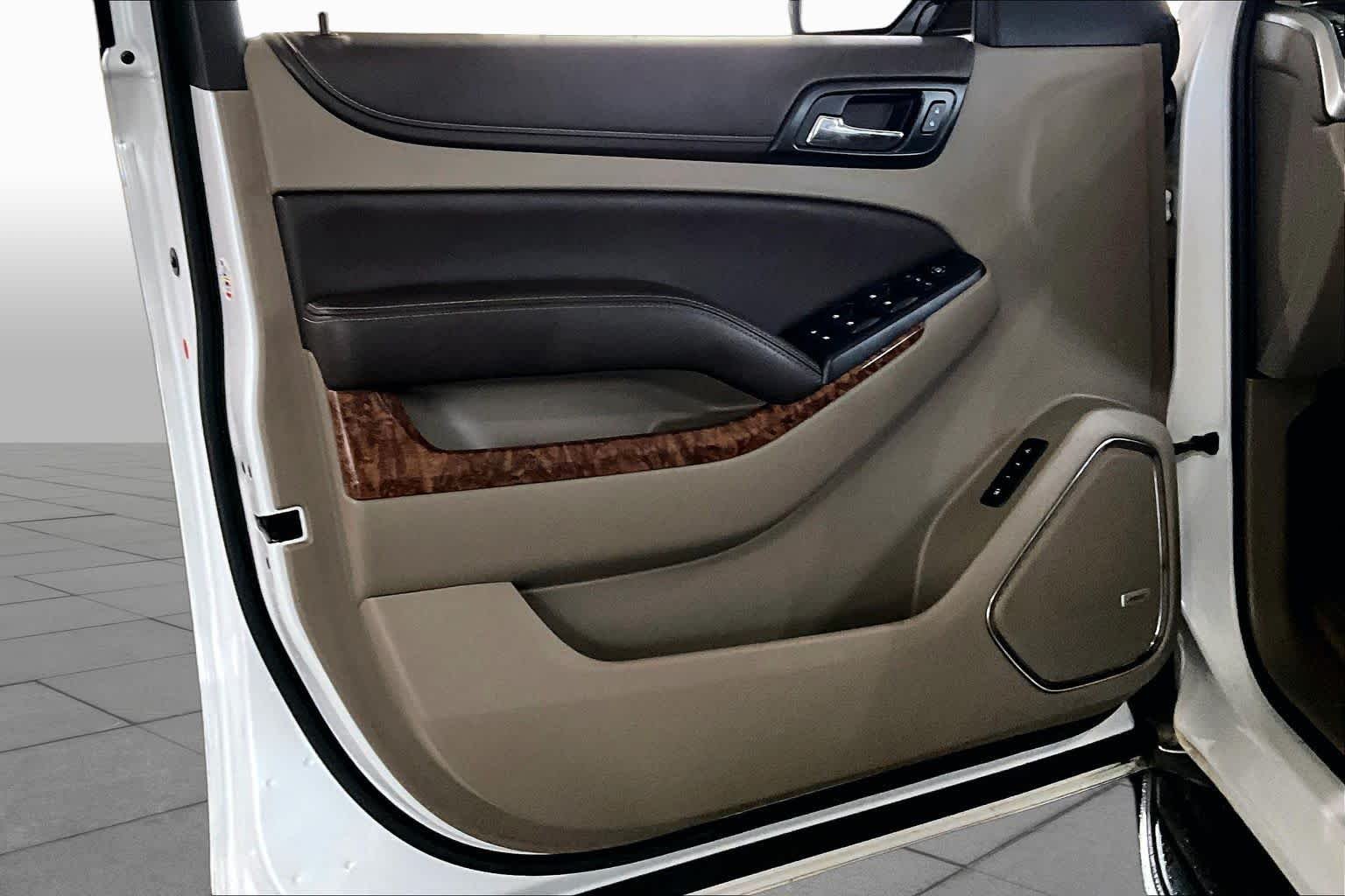 Used 2017 Iridescent Pearl Tricoat Chevrolet Premier image 22