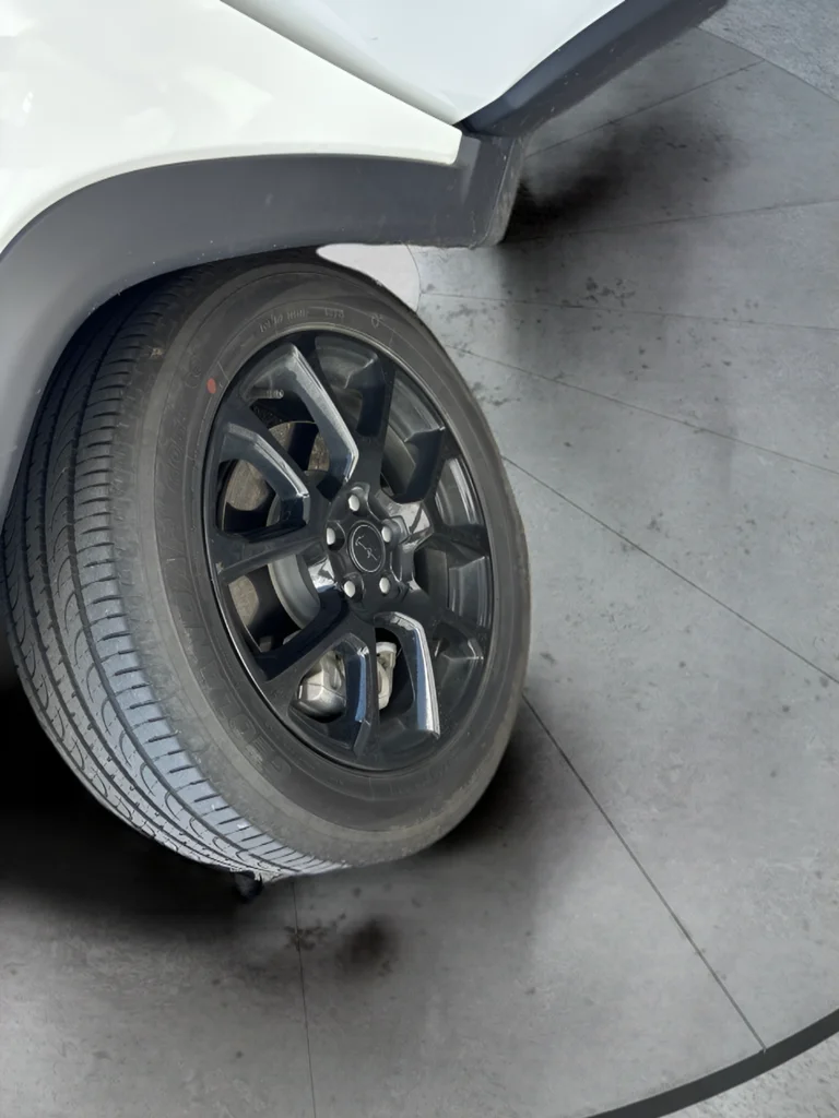 Used 2025 Bright White Clearcoat Jeep Latitude image 39