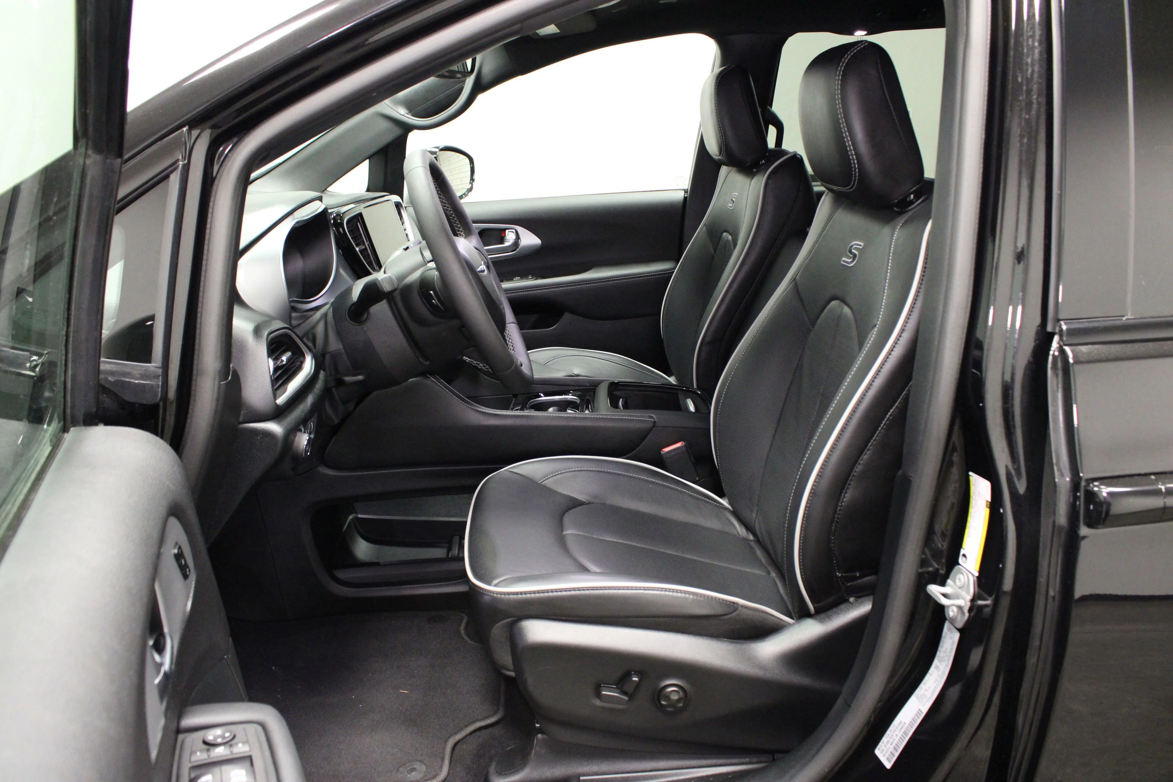 Used 2026 Diamond Black Crystal Pearlcoat Chrysler Limited image 18