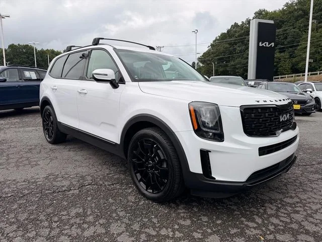Used 2022 White Kia EX image 16
