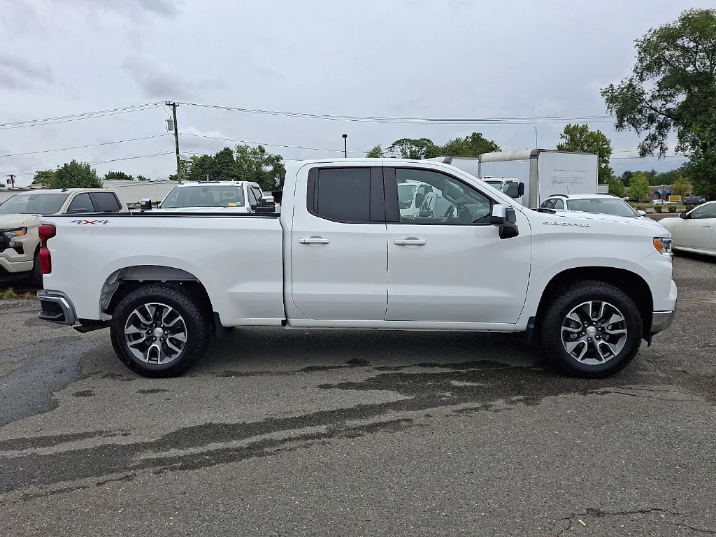 Used 2024 Summit White Chevrolet LT image 13