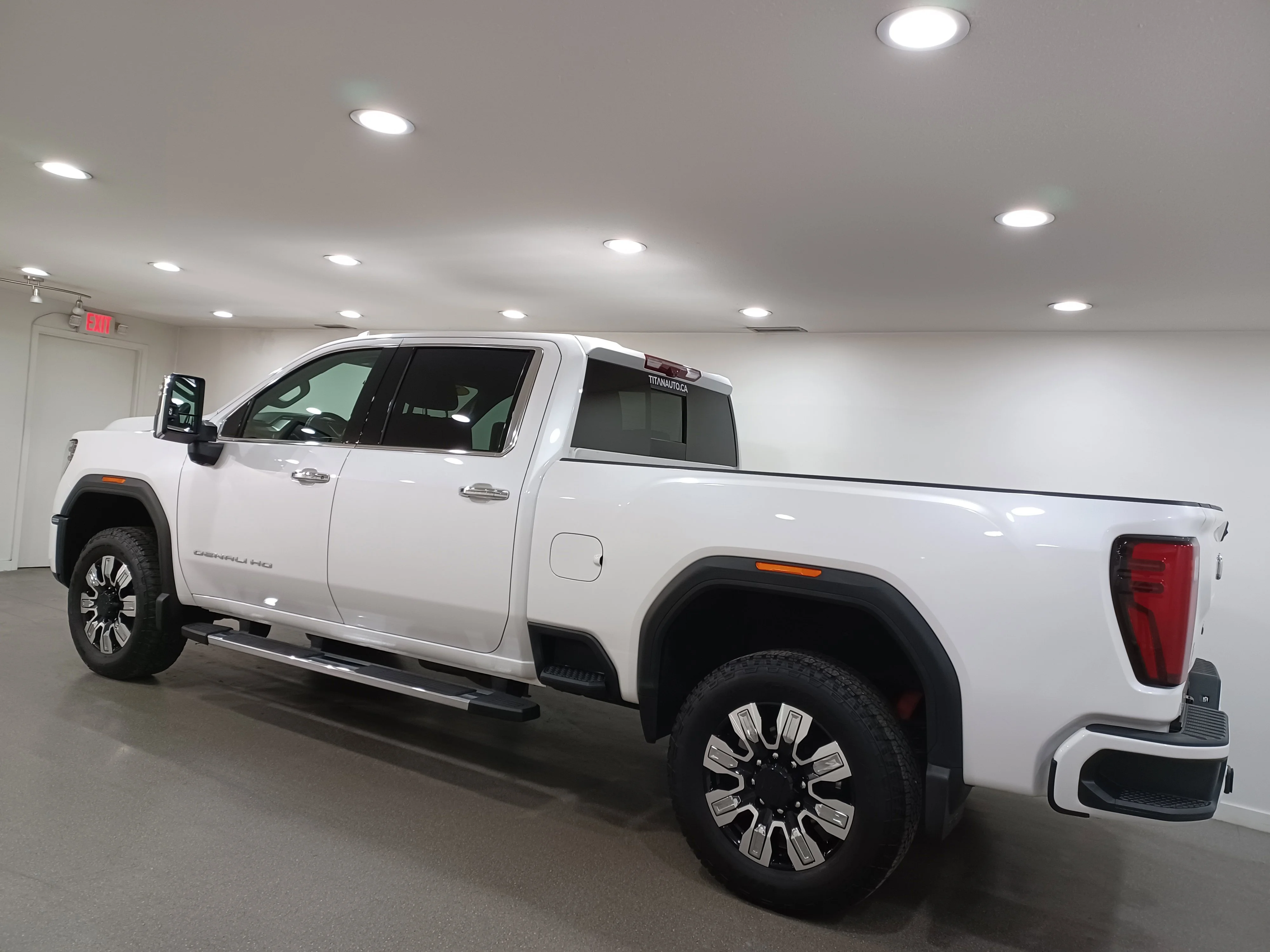 Certified Used 2025 White Frost Tricoat GMC Denali 4WD*No Lux Tax | 6.6L Duramax Diesel | Adapt Cruise | Remote Start | Cooled Leather | Tow Pkg image 7