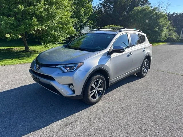 Used 2016 Silver Toyota XLE image 7