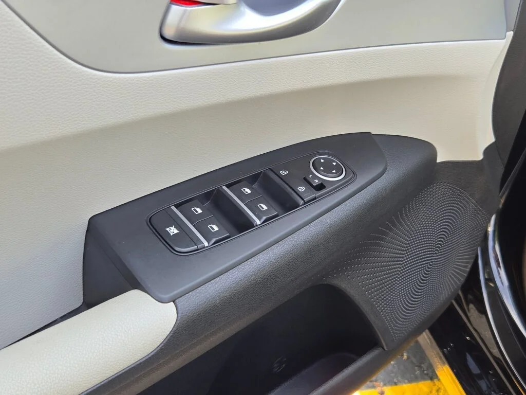 Used 2023 Black Kia LXS image 18