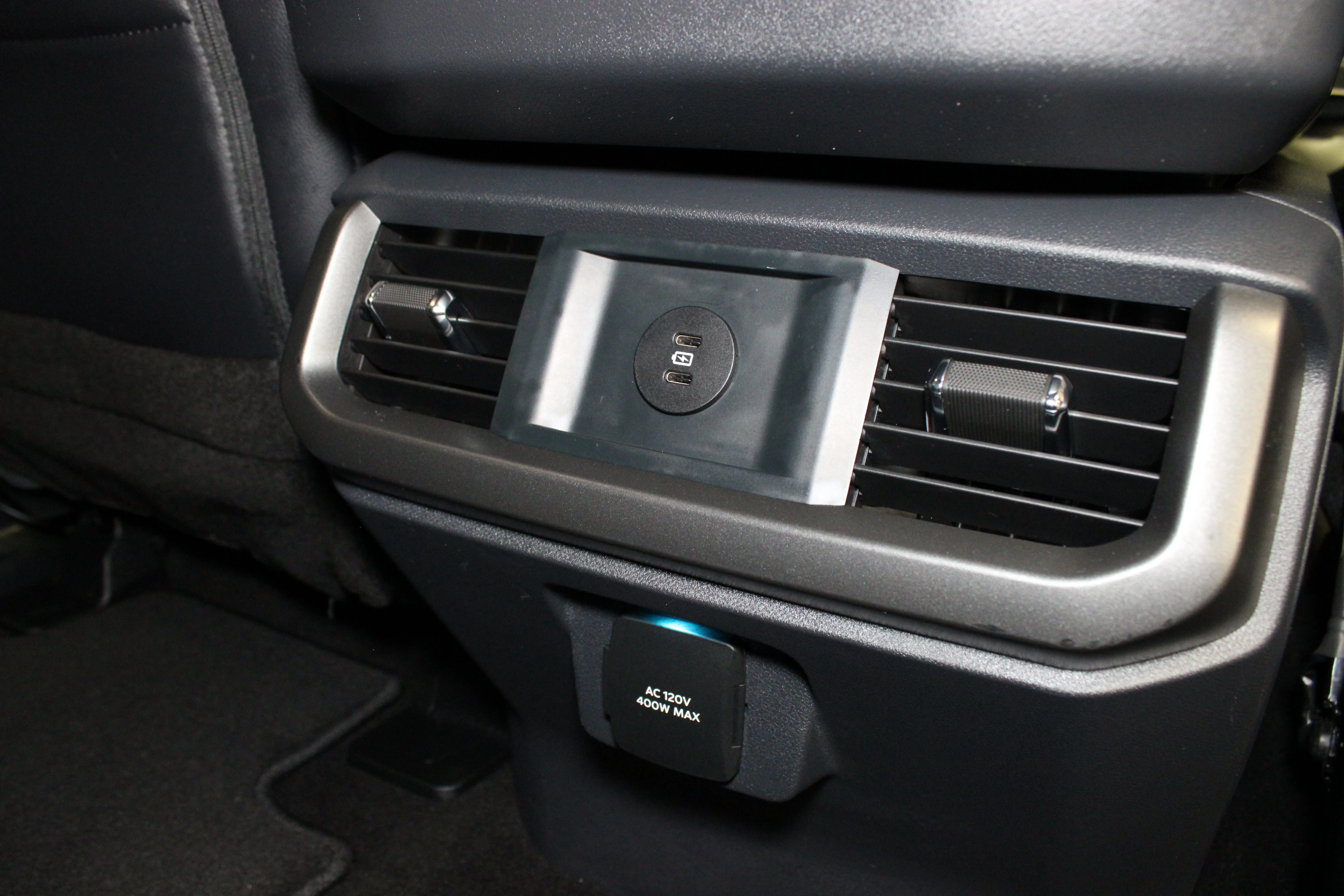 Used 2025 Space White Metallic Ford LARIAT image 21