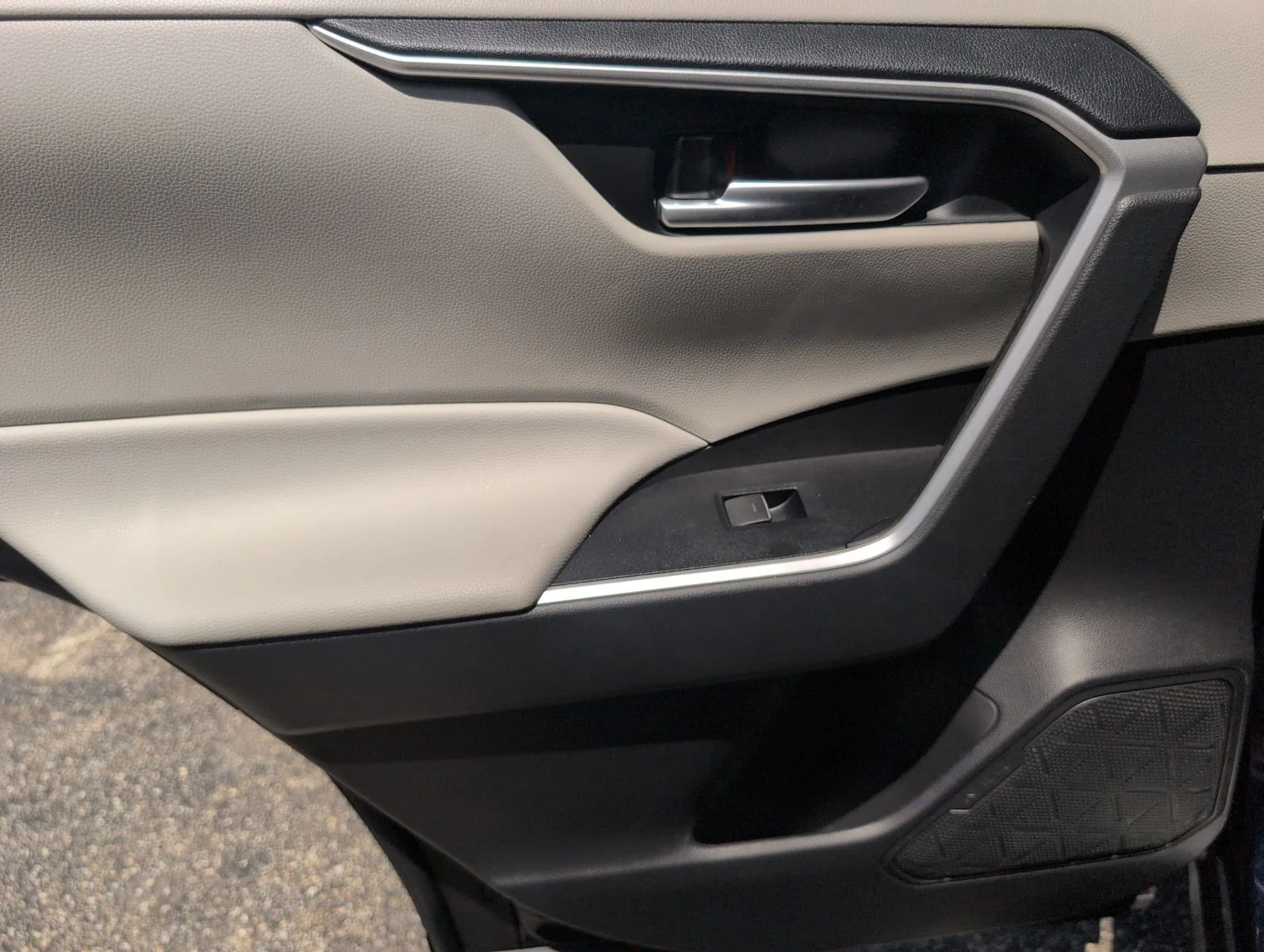 Used 2024  Toyota XLE Premium image 33