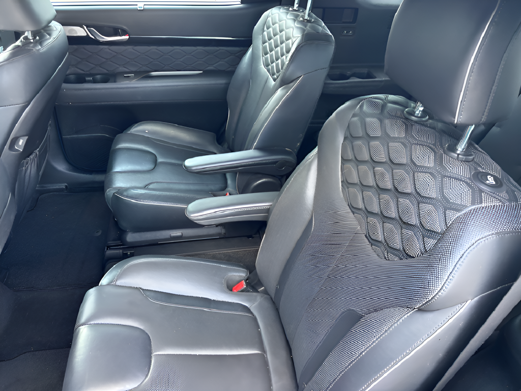 Used 2023 White GMC Denali image 41