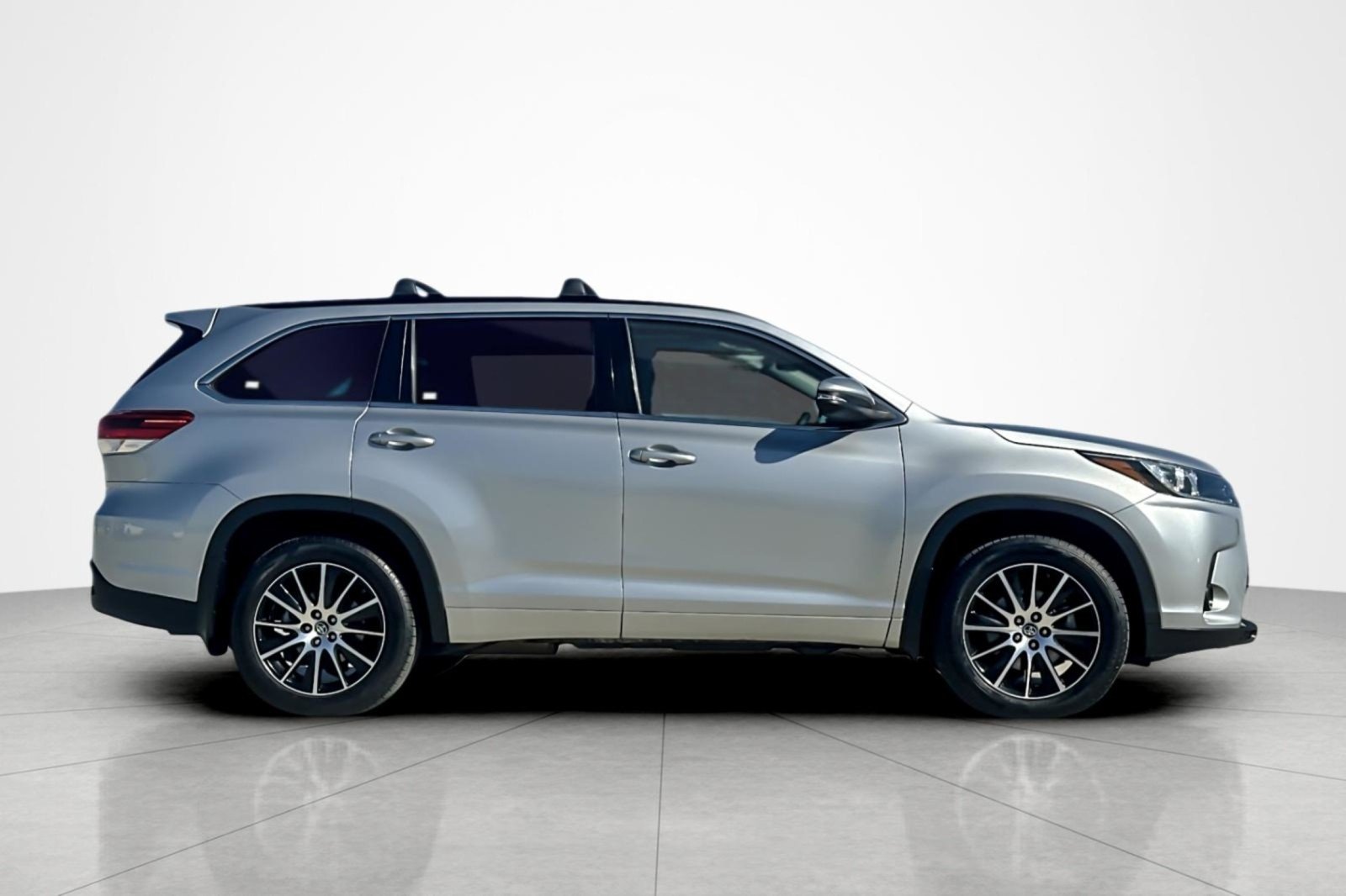 Used 2018 CELESTIAL SILVER MET Toyota SE image 6