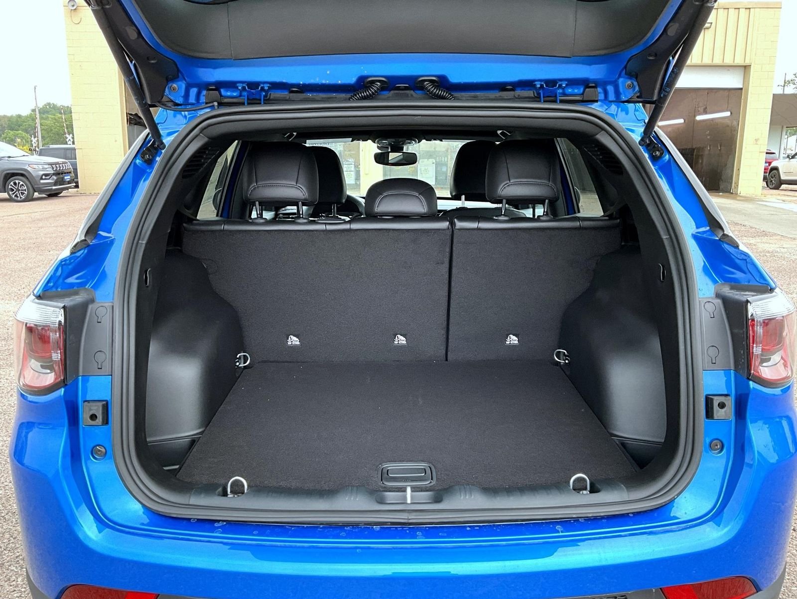 New 2026 Hydro Blue Pearlcoat Jeep Latitude image 9